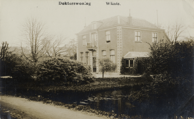 15358 Gezicht op de voor- en rechtergevel van de dokterswoning (Raadhuisplein) met omringende tuin te Wilnis.N.B. De ...